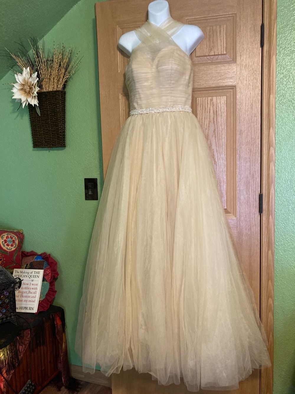 Women’s Small light champagne gold sleeveless net tulle gown